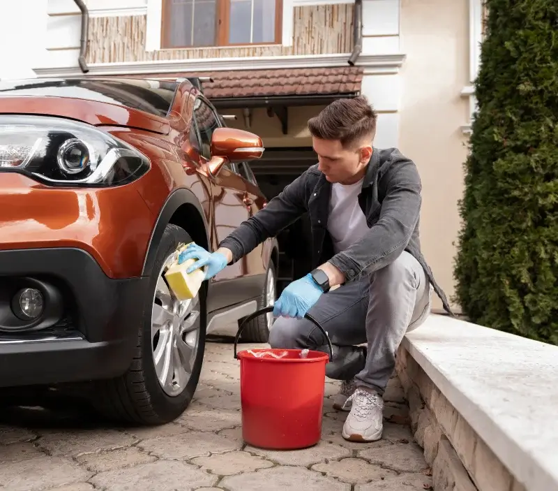 Lavage auto à domicile Saint-Paul-Cap-de-Joux : professionnel intervenant sur un véhicule